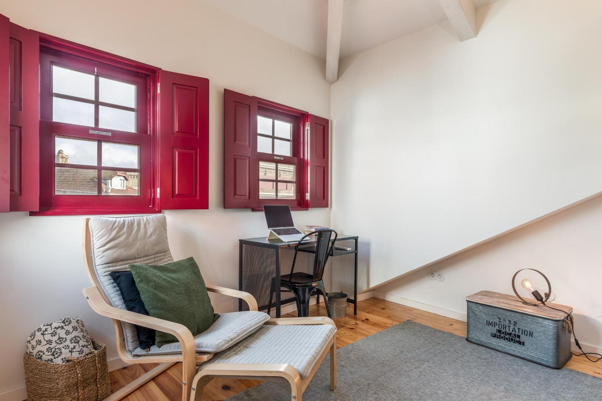 Get A Train And View Apartment Porto